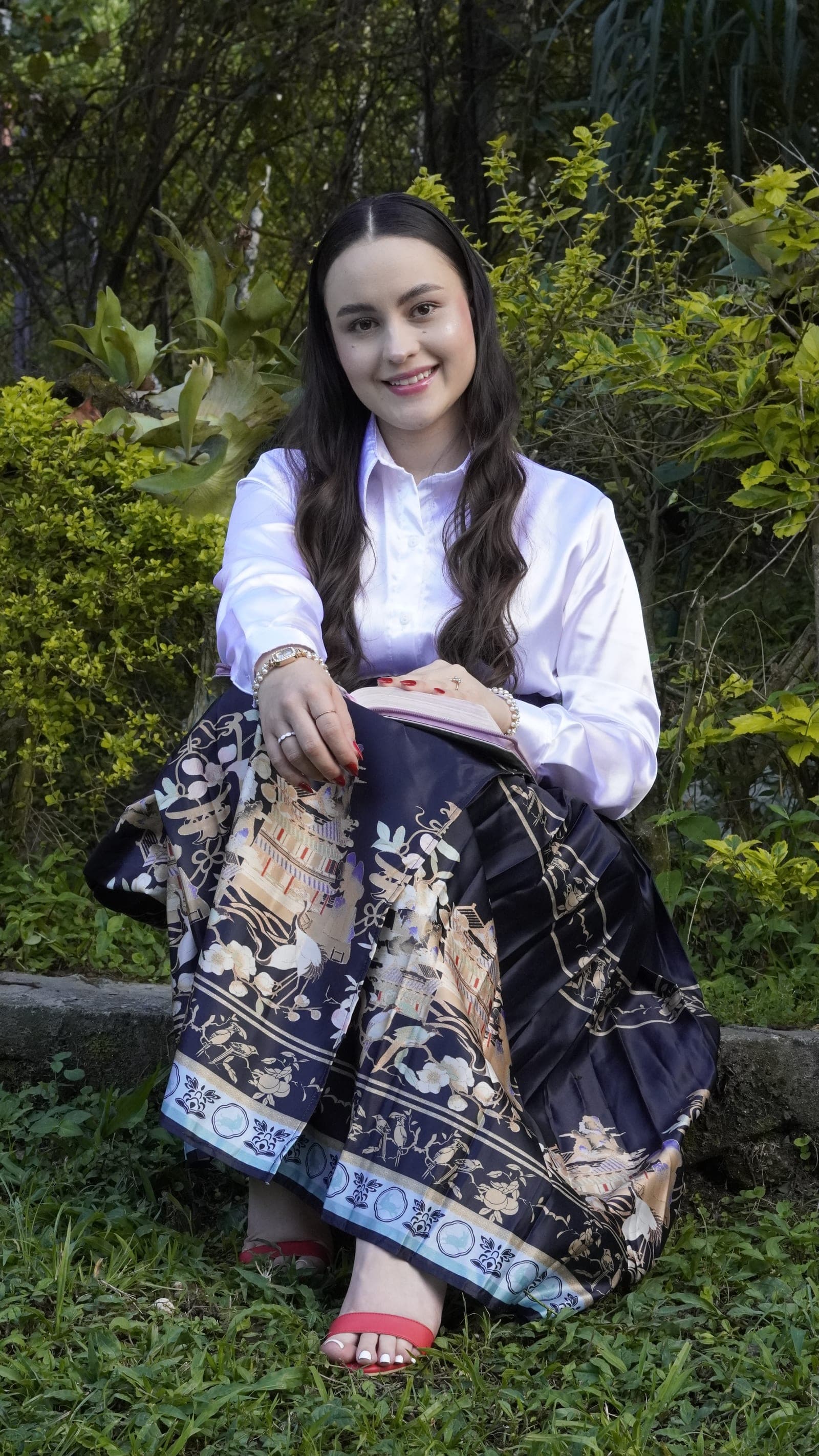 Eliana López sentada, sosteniendo la Biblia